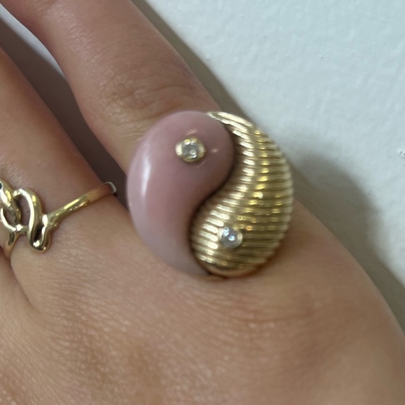 Retrouvai pink opal 14k gold diamond yin yang ring - Picture 4 of 4